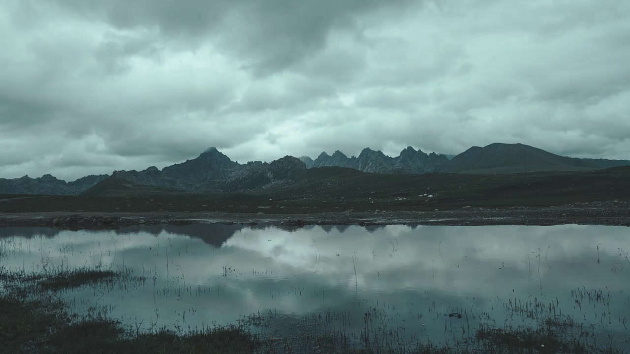 高山湖泊多云水面倒影视频素材