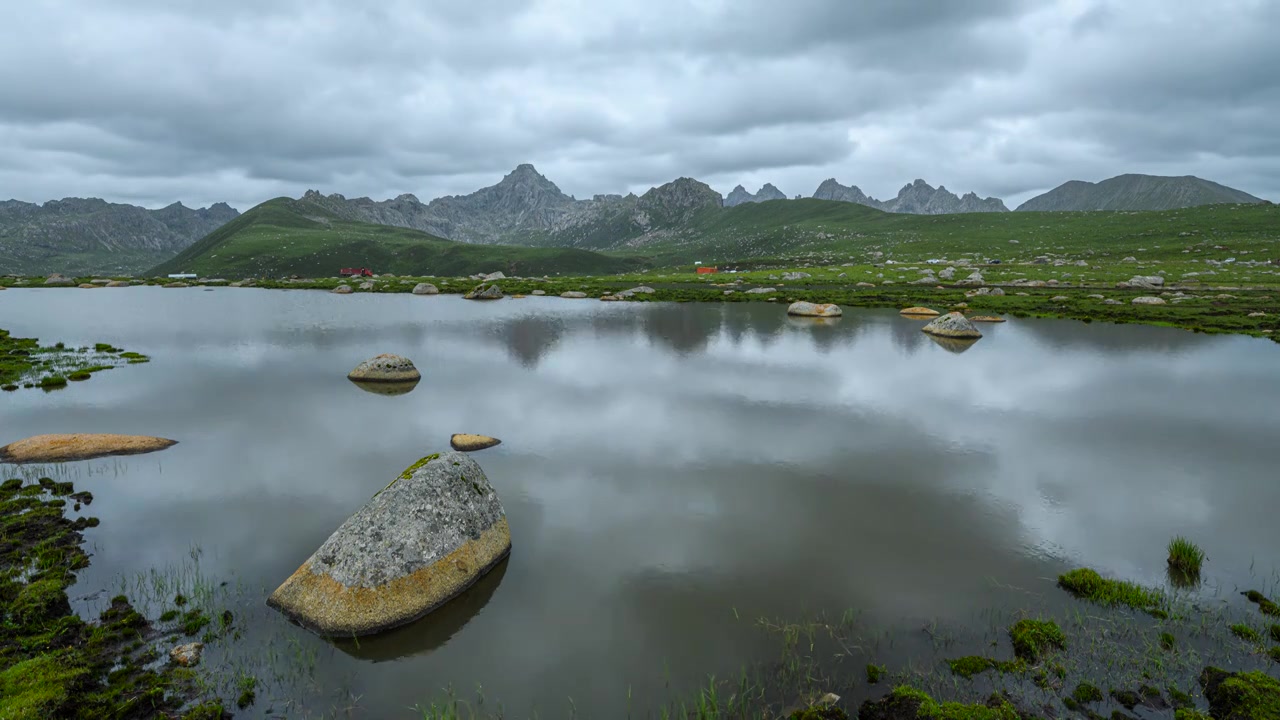 高山湖泊多云水面倒影视频素材