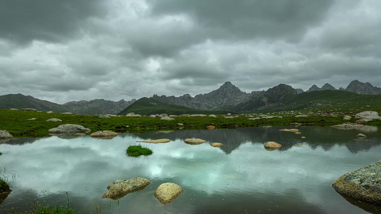 高山湖泊多云水面倒影视频素材