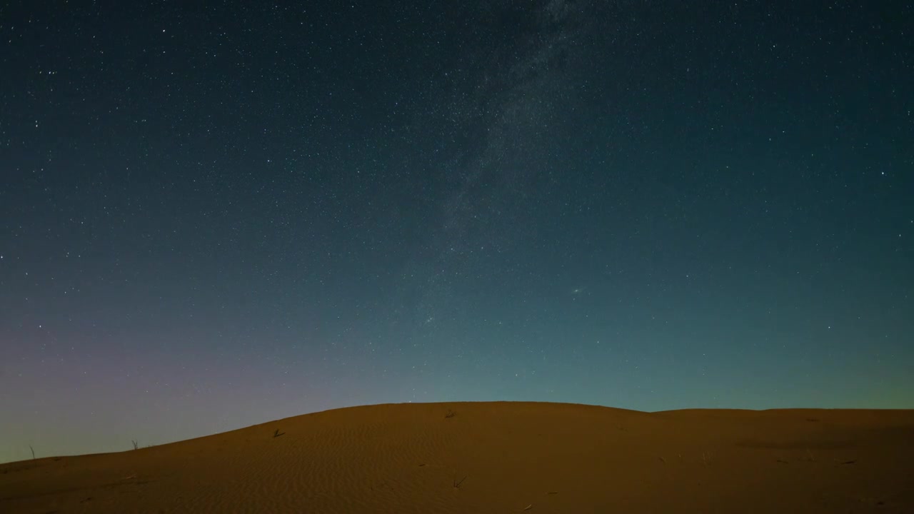 荒漠中的星空与流星雨，孤独人影下的夜空奇观视频下载