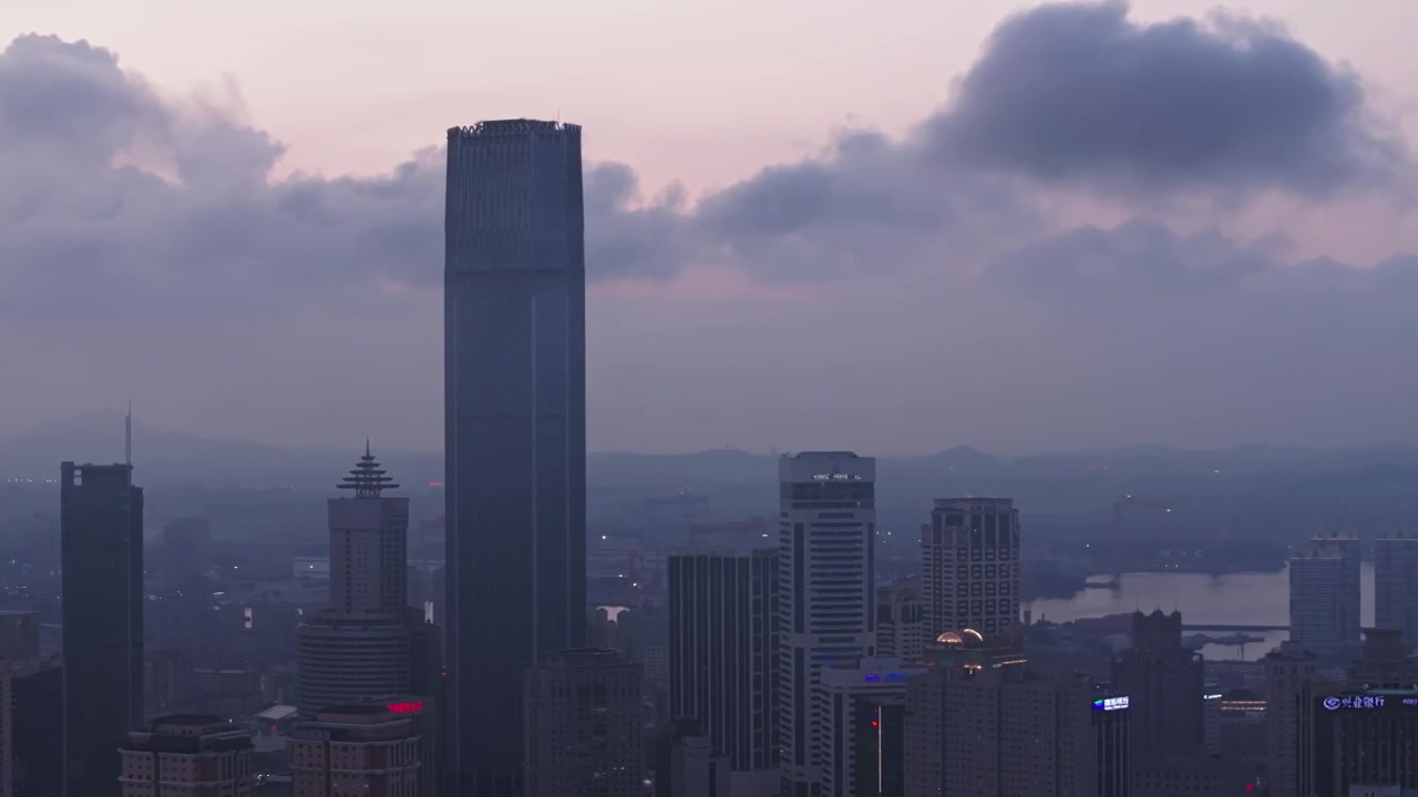 黄昏时分城市的高楼大厦和夕阳天际线视频下载