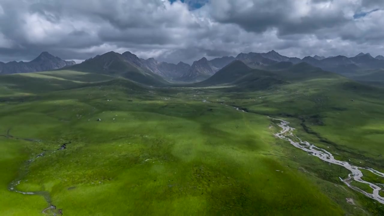 空中俯瞰甘南的群山草原湿地和小溪视频素材