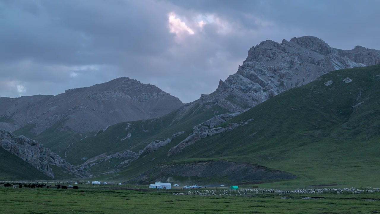 甘肃武威的山间草场湿地视频素材