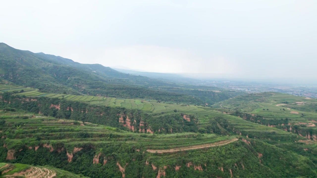 中国山西临汾翼城县黄土高原植被农田航拍视频下载