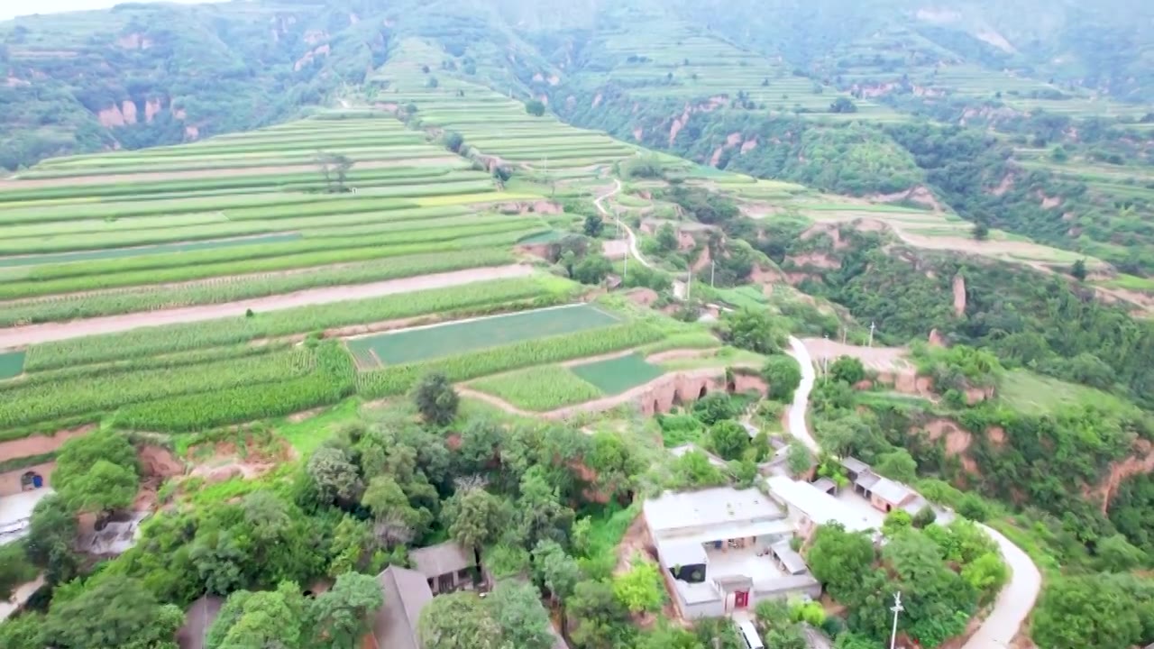 中国山西临汾翼城县黄土高原植被农田航拍视频下载