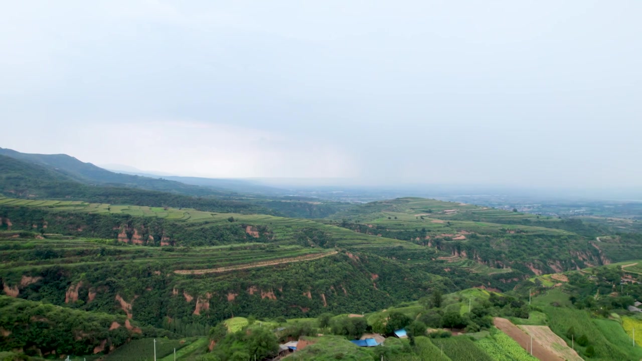 中国山西临汾翼城县黄土高原植被农田航拍视频素材