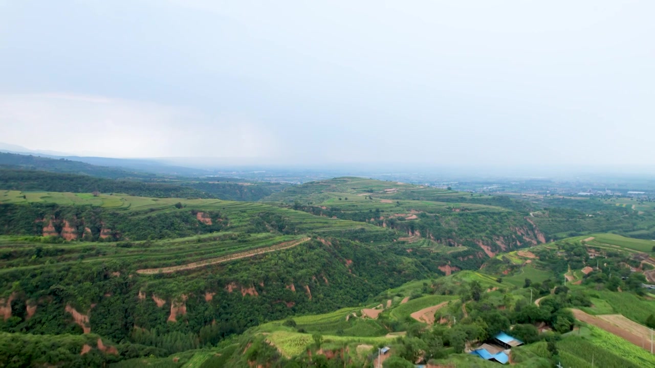 中国山西临汾翼城县黄土高原植被农田航拍视频素材