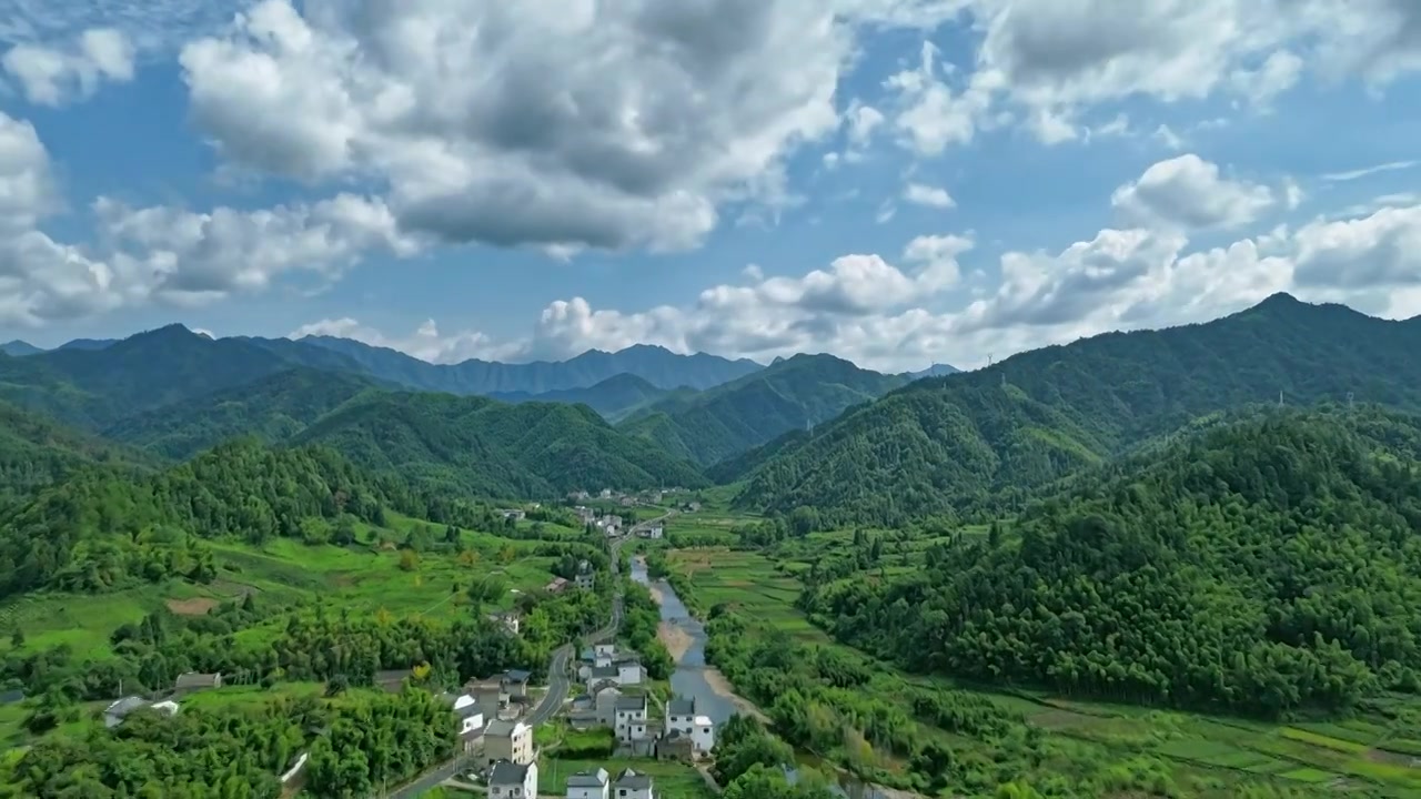 安徽皖南山区绿色山村森林晴空云雾延时视频素材