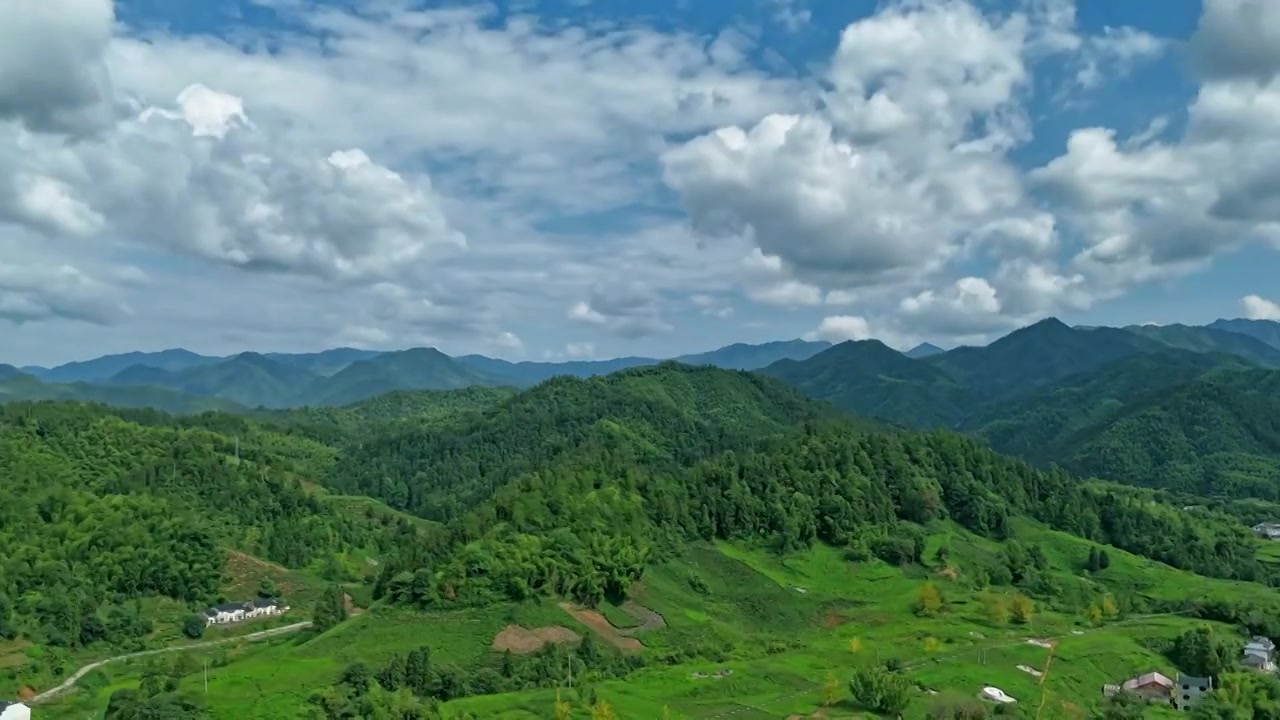 安徽皖南山区绿色山村森林晴空云雾延时视频素材