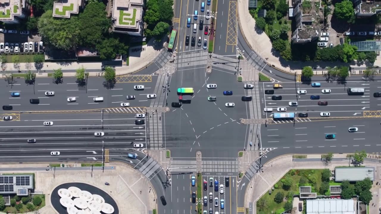 俯拍城市道路十字路口车流交通视频素材