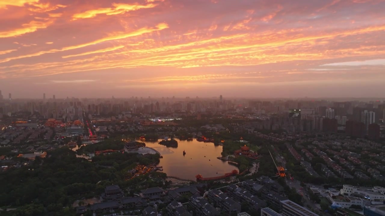 航拍西安大唐芙蓉园城市公园日落火烧云视频素材