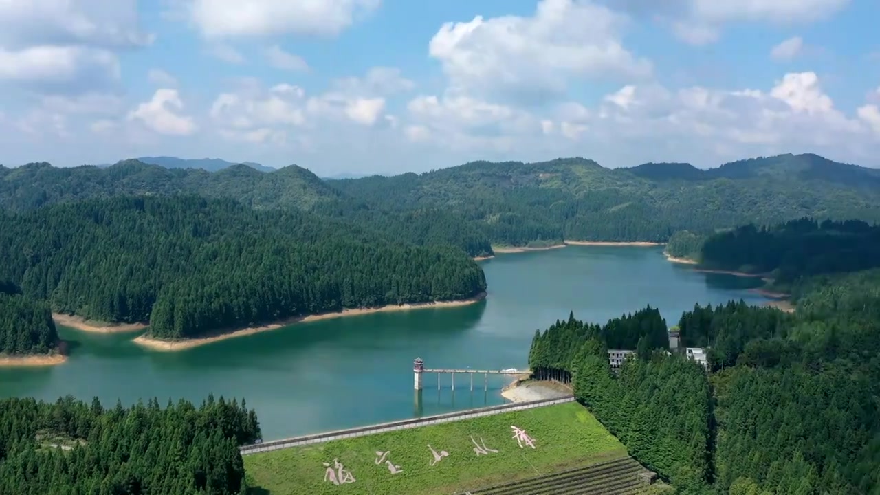 航拍蓝天白云下的湖北利川福宝山水库视频素材