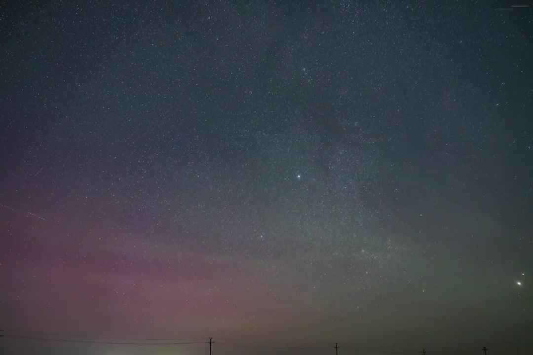 英仙座流星雨星轨和极光交相辉映视频素材