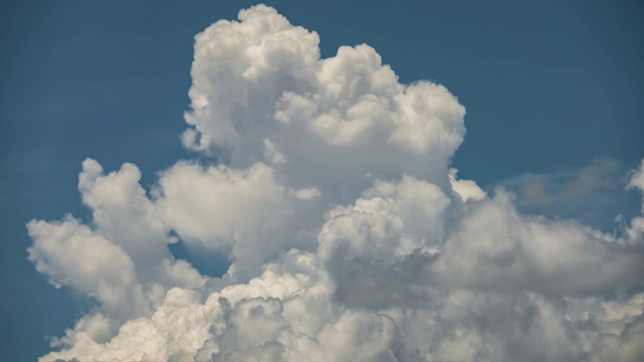 天空中变幻莫测的棉花云视频素材