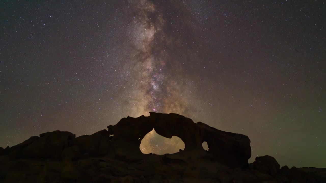 阿拉善右旗海森楚鲁怪石景区心愿门星夜视频素材