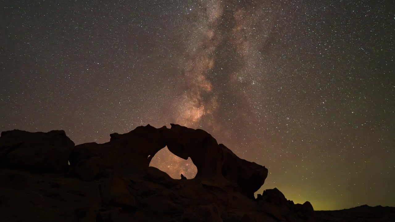 阿拉善右旗海森楚鲁怪石景区流星雨之夜视频素材