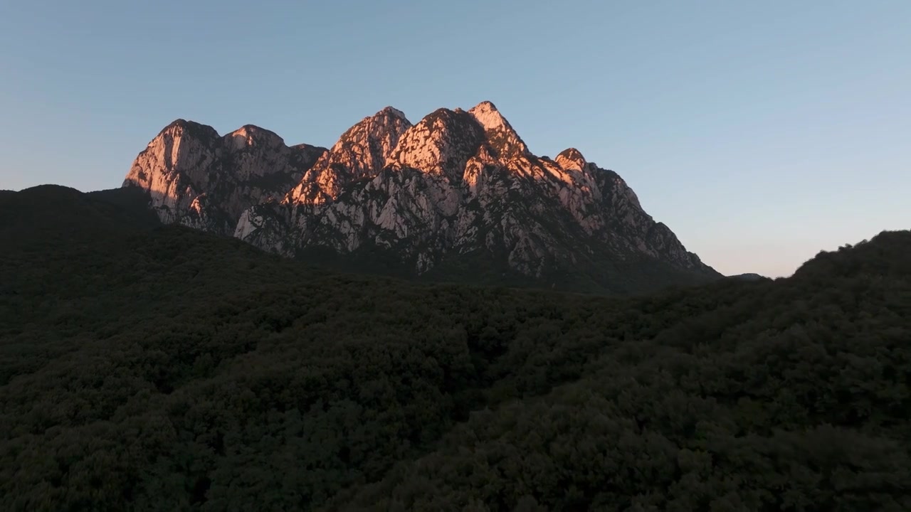 航拍嵩山少室山日照金山视频下载