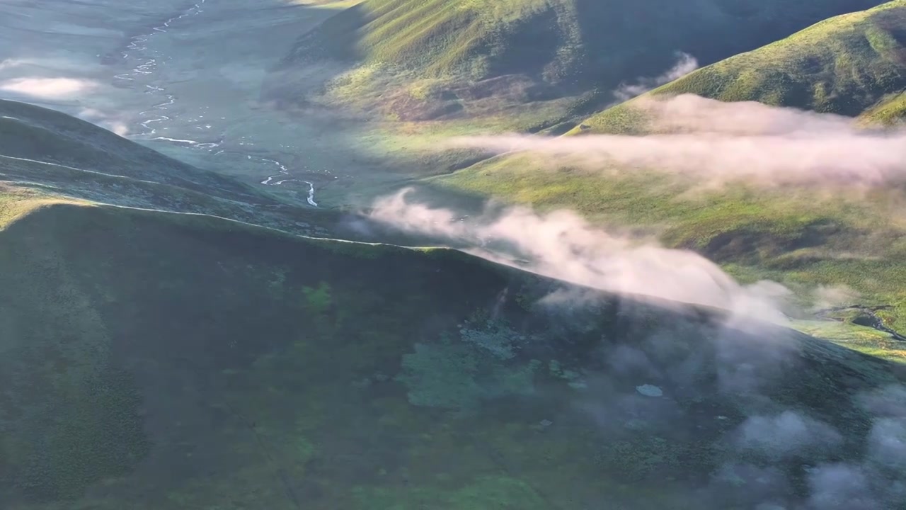 航拍高山有光云海空镜视频下载