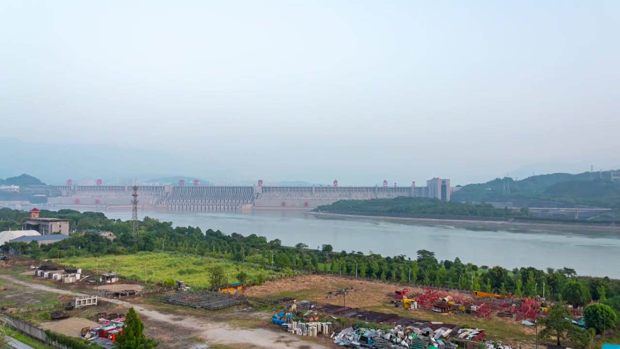 中国宜昌三峡大坝日出清晨太阳照射在水电站和长江延时摄影视频下载