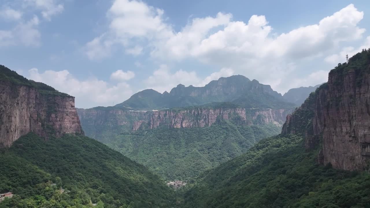 河南林州太行山万仙山景区郭亮村峡谷视频下载