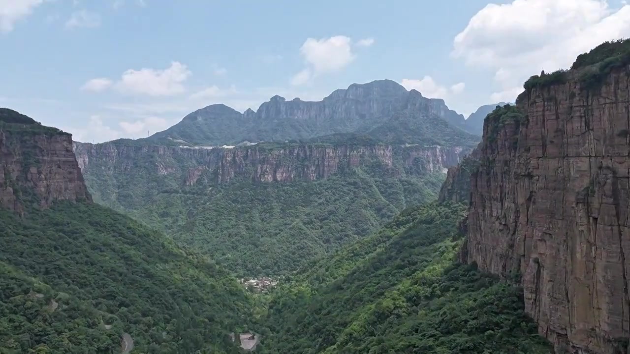 河南林州太行山万仙山景区郭亮村峡谷视频下载