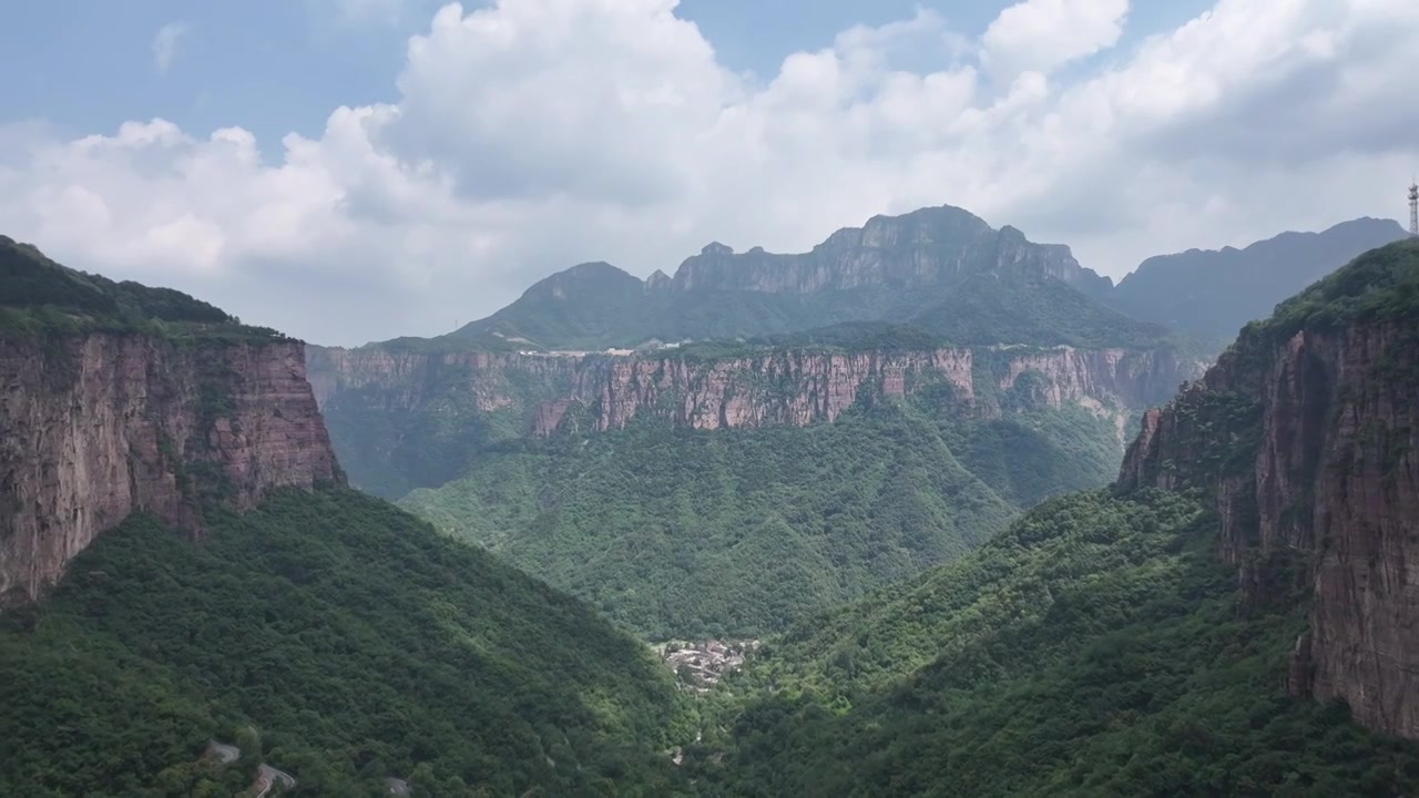 河南林州太行山万仙山景区郭亮村峡谷视频素材