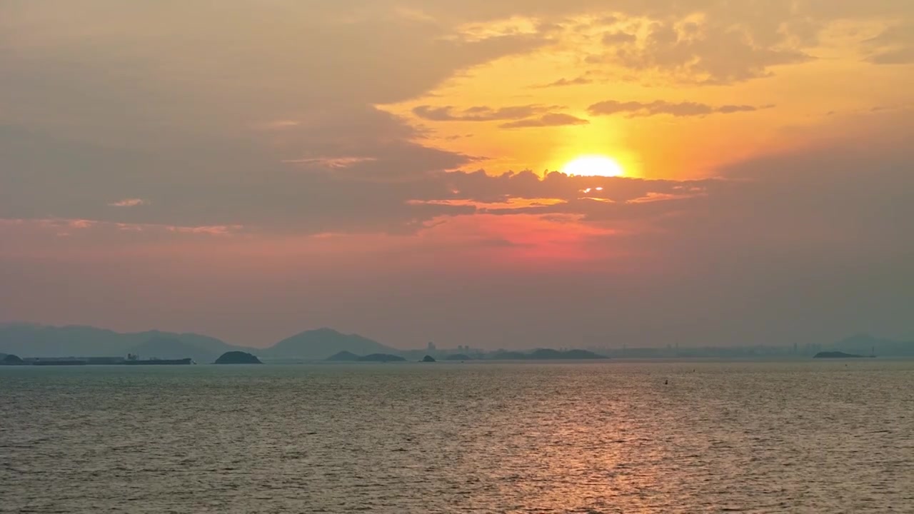 惠州惠东县双月湾虹海湾沙滩海上日落视频素材