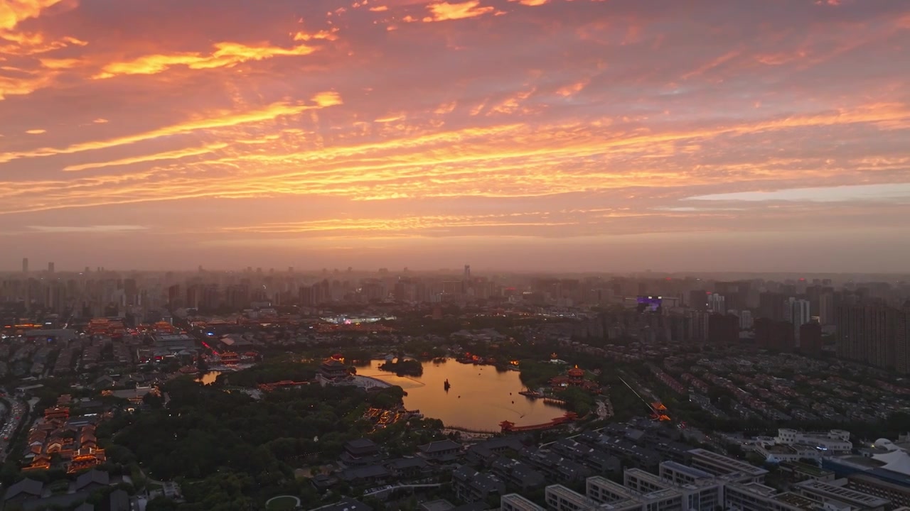 航拍西安大唐芙蓉园城市公园日落火烧云视频素材