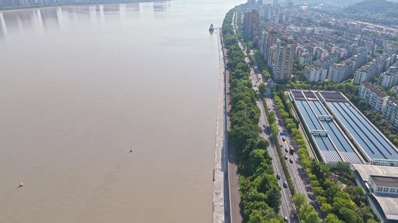 杭州钱塘江与江边城市建筑道路航拍视频素材