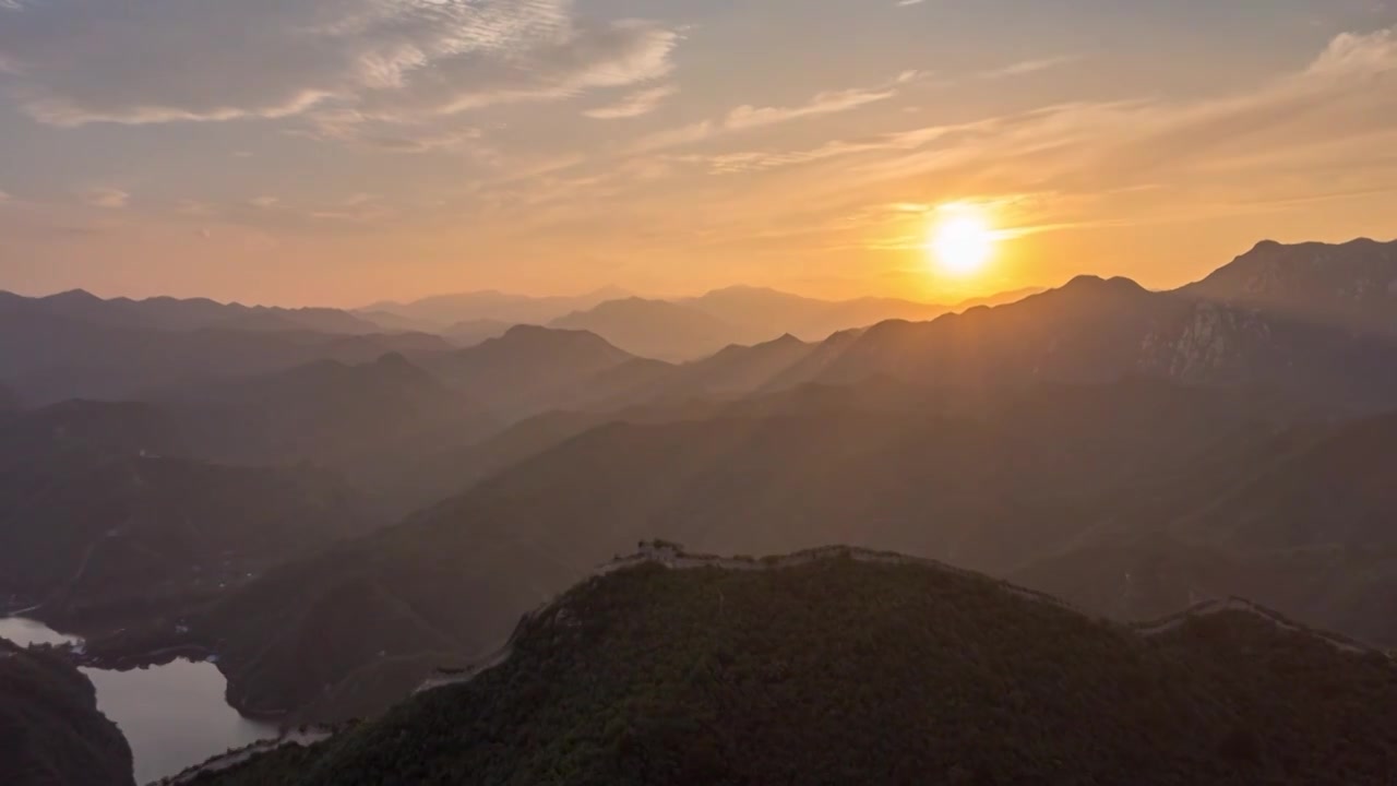 航拍北京黄花城水长城夕阳运动前进延时摄影视频素材