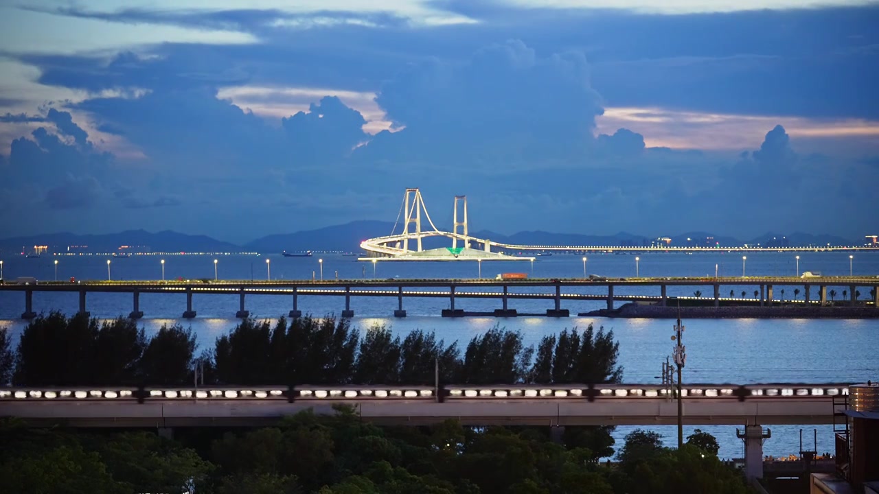 深中大桥与列车同框夜景视频素材