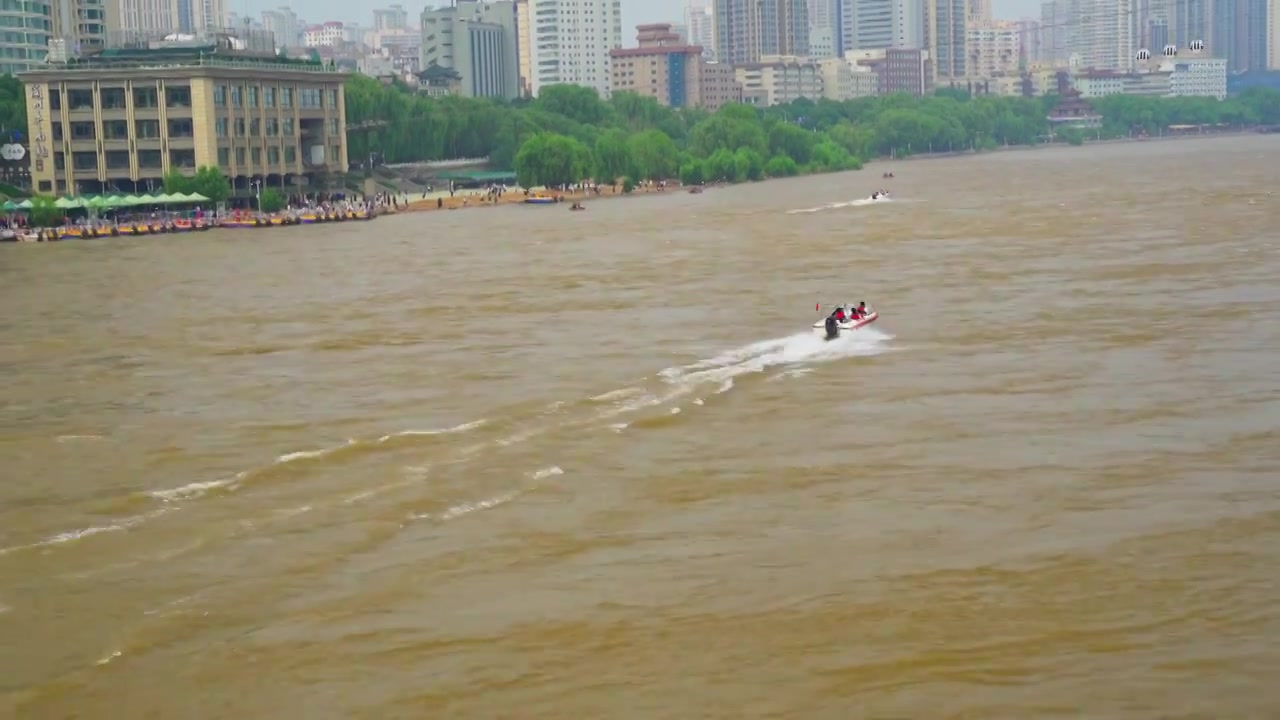 在黄河里乘坐快艇视频素材