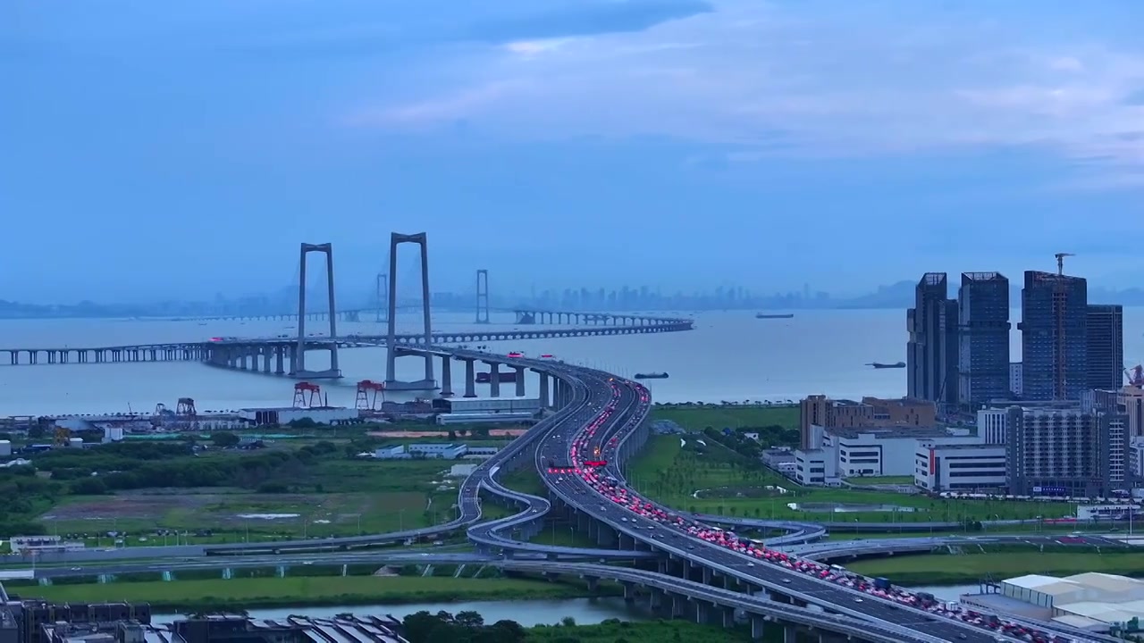 航拍深中通道蓝调夜景车流视频下载