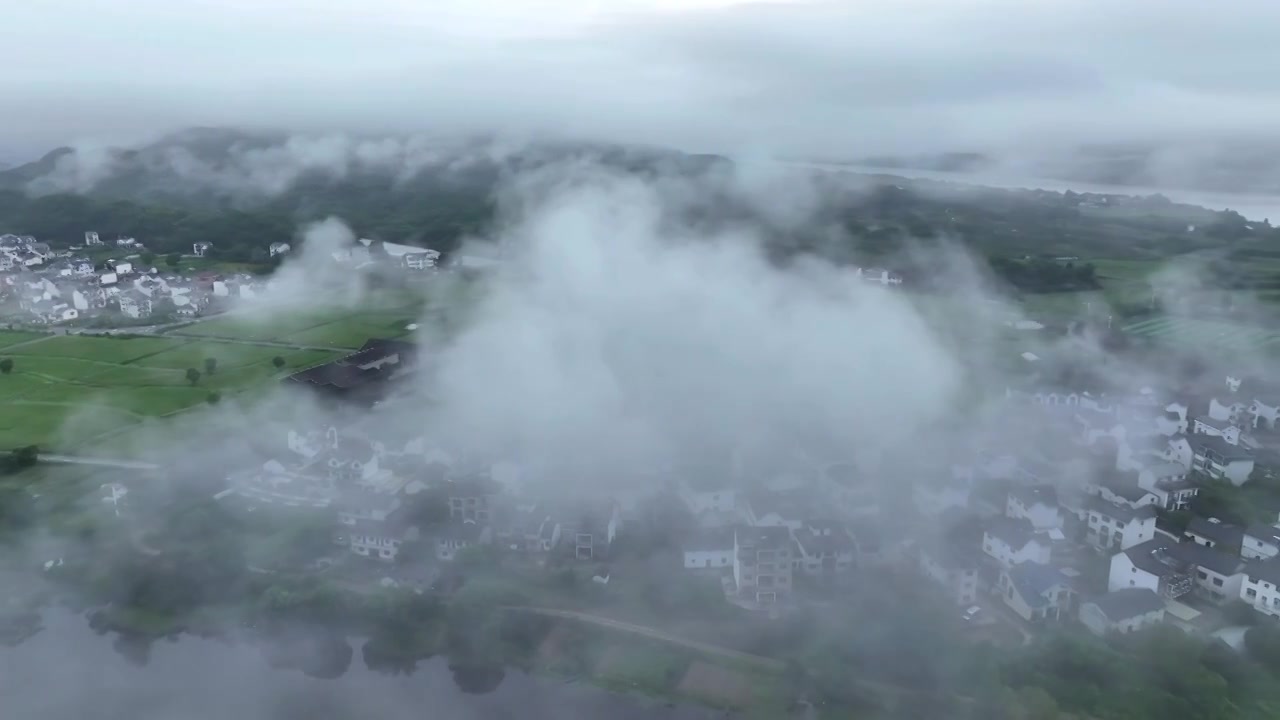 浙江杭州建德新安江流域之江村清晨云雾田园风光视频下载