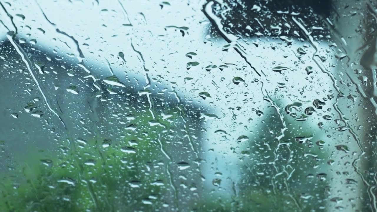 车窗上的雨水雨季悲伤城市生活视频素材