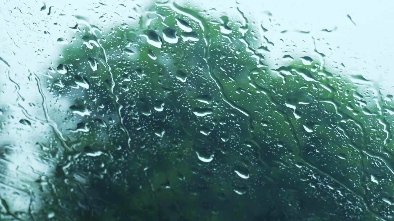 车窗上的雨水雨季悲伤城市生活视频素材