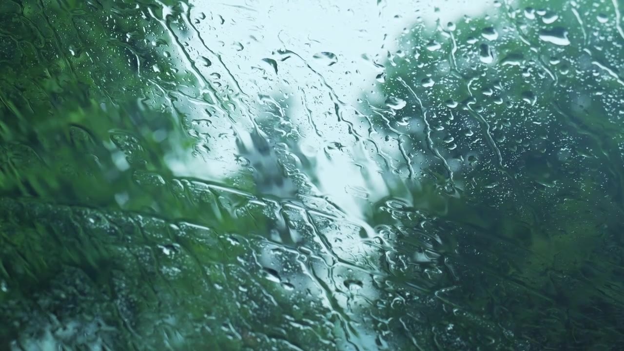 车窗上的雨水雨季悲伤城市生活视频素材