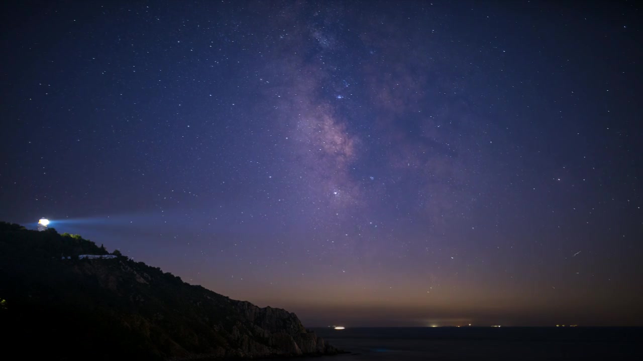 夜晚下的灯塔星空银河延时视频视频下载