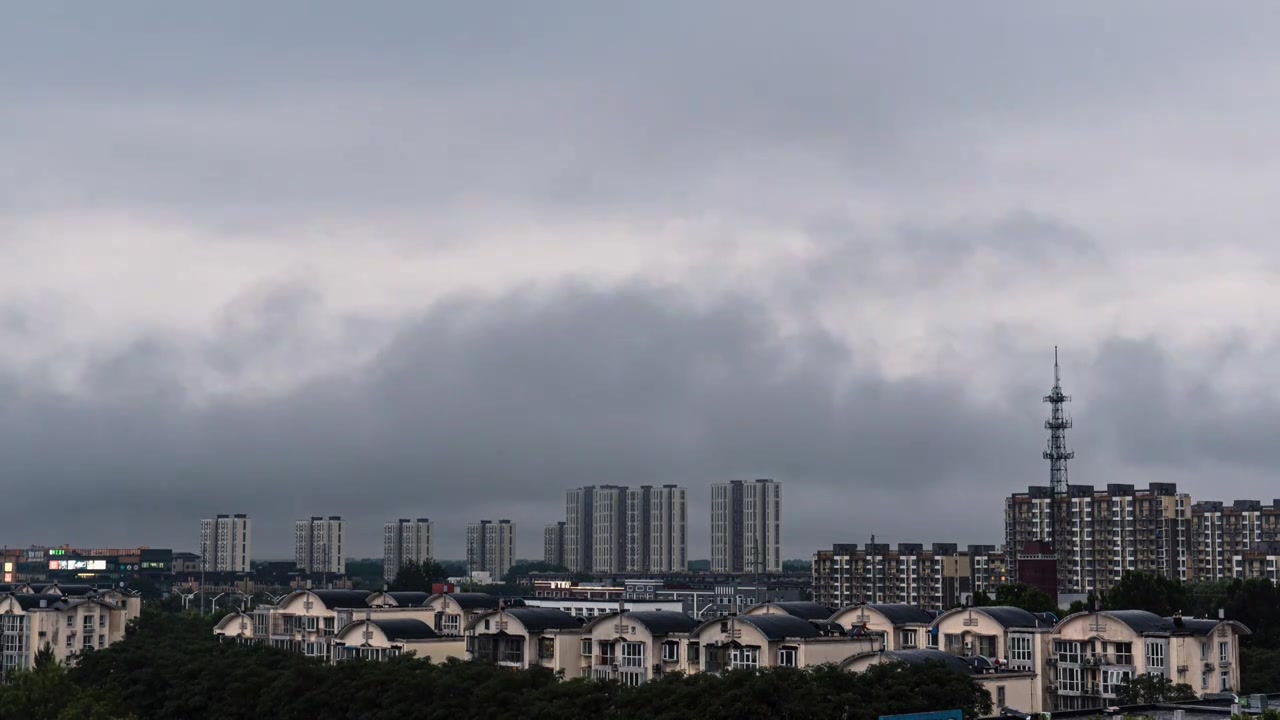 北京夏天黄昏时分厚云飘动延时视频素材