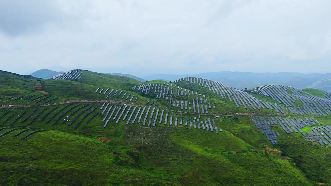 贵州山地光伏发电站视频素材