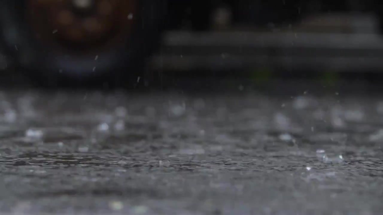 下雨天雨滴落在地面，溅起水花视频下载