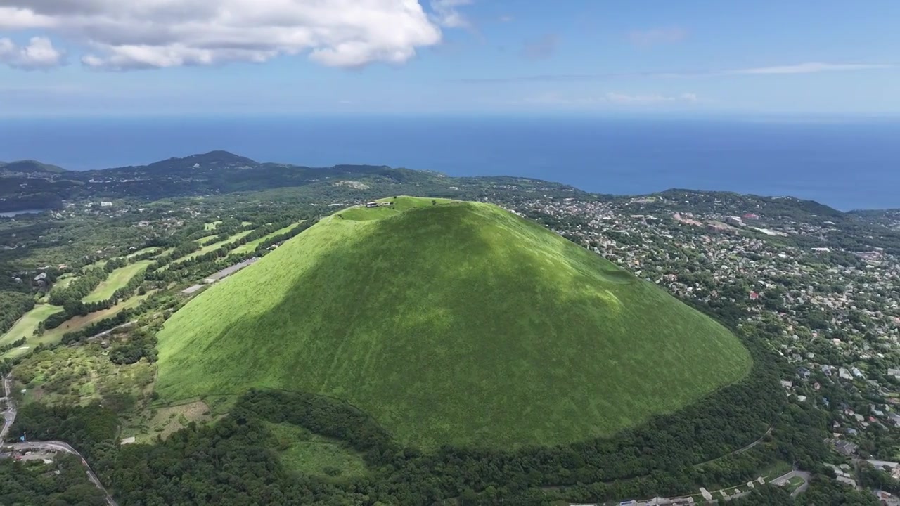 日本伊豆半岛大室山航拍视频素材