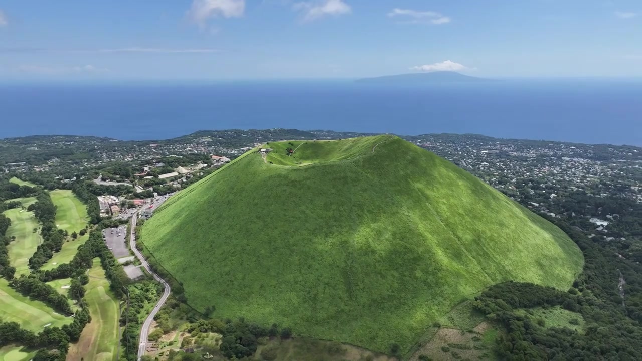 日本伊豆半岛大室山航拍视频素材