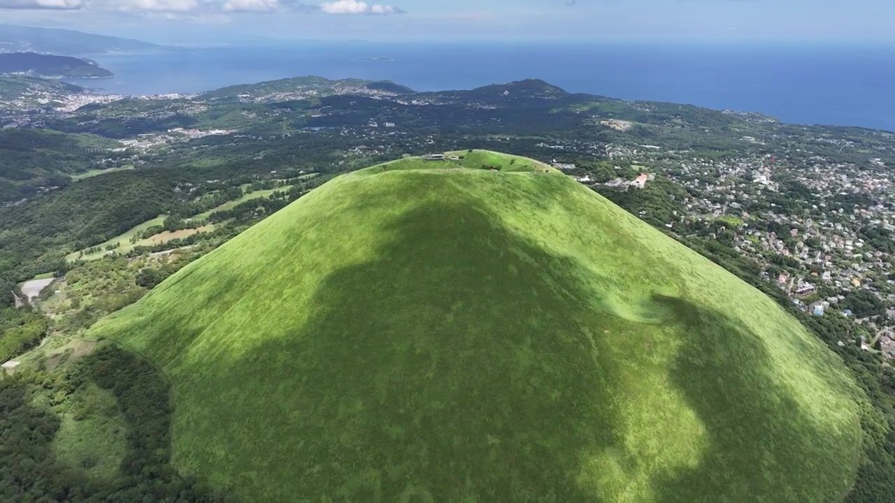 日本伊豆半岛大室山航拍视频素材