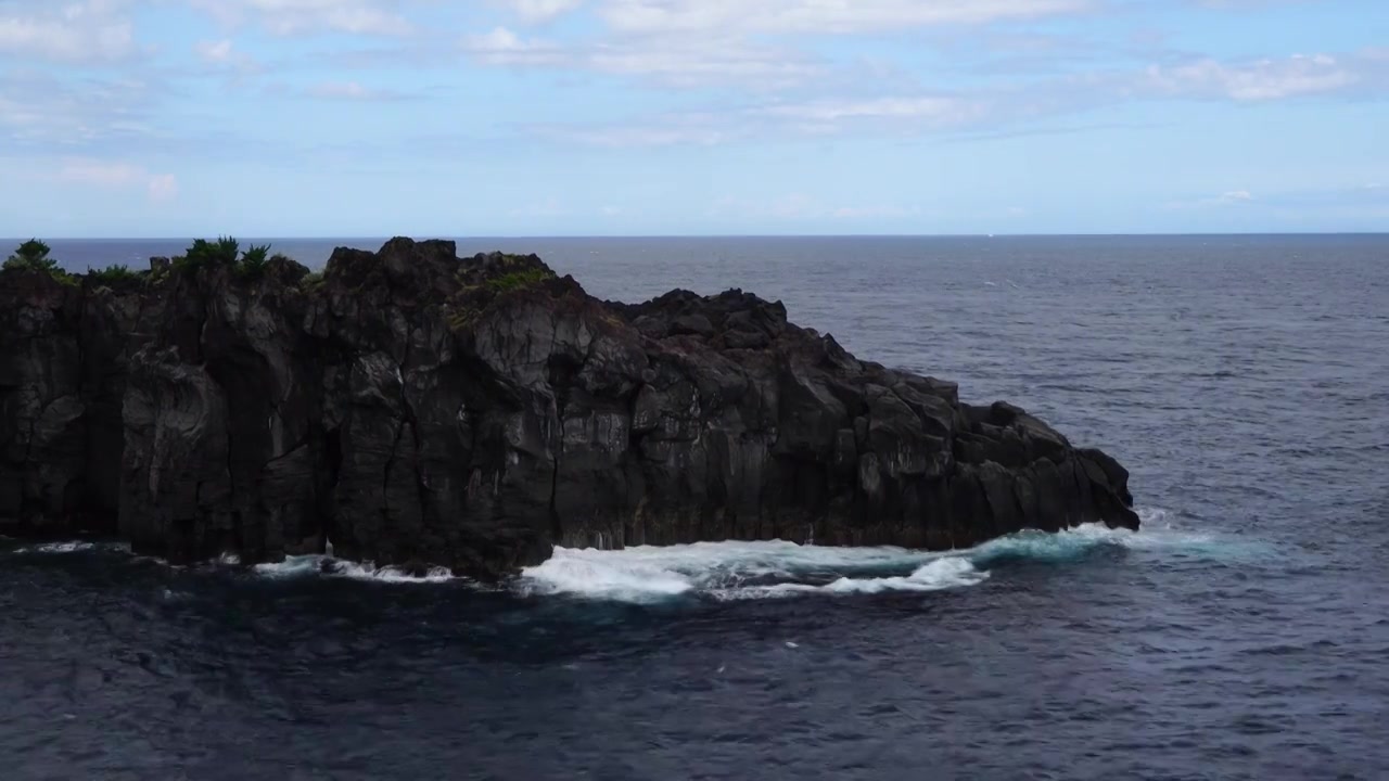 日本伊豆半岛城崎海岸风光航拍视频素材