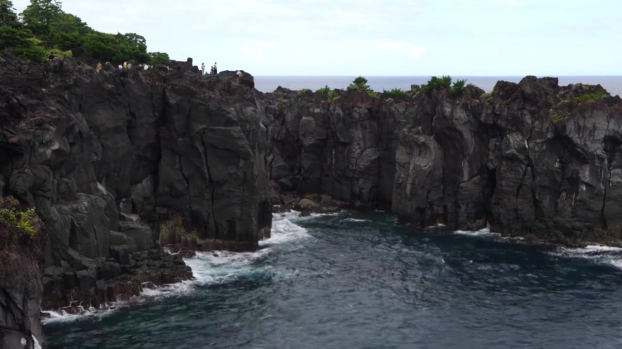 日本伊豆半岛城崎海岸风光航拍视频素材