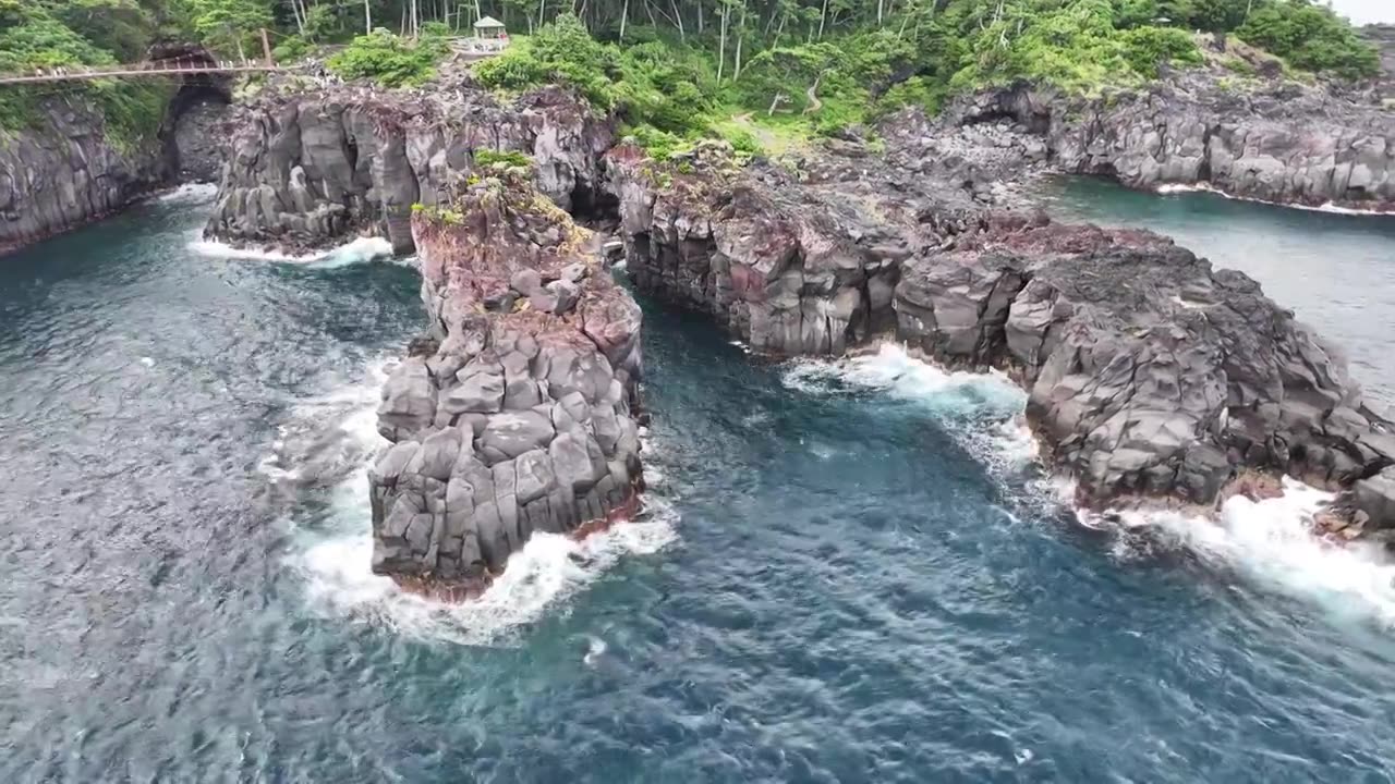 日本伊豆半岛城崎海岸风光航拍视频素材