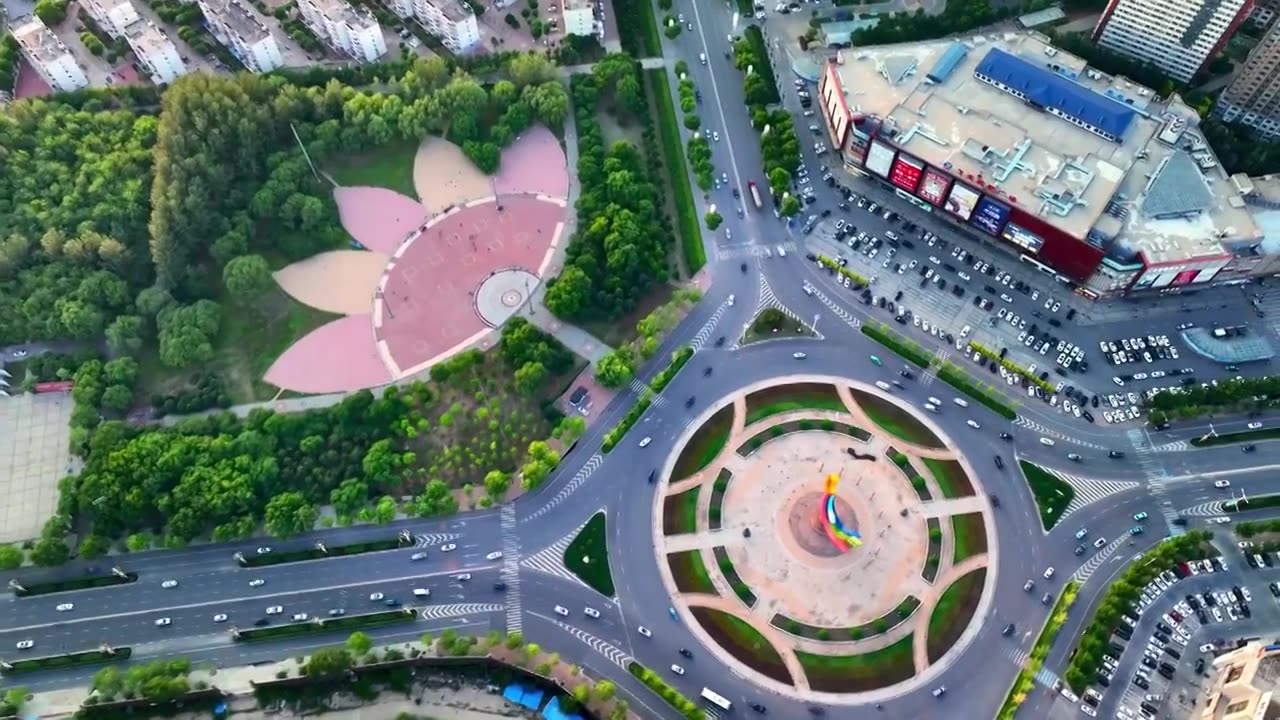 中国辽宁省葫芦岛市龙港区飞天广场傍晚航拍视频素材