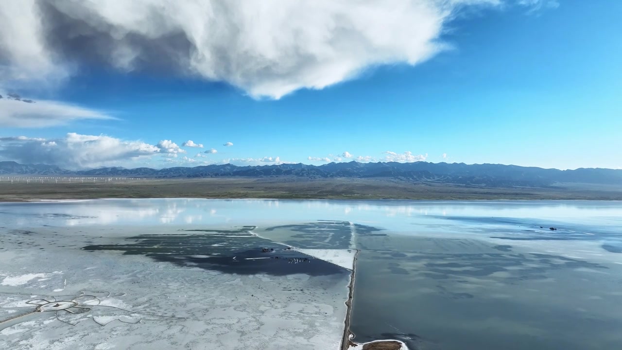 蓝天白云阳光下青海茶卡盐湖风光视频素材