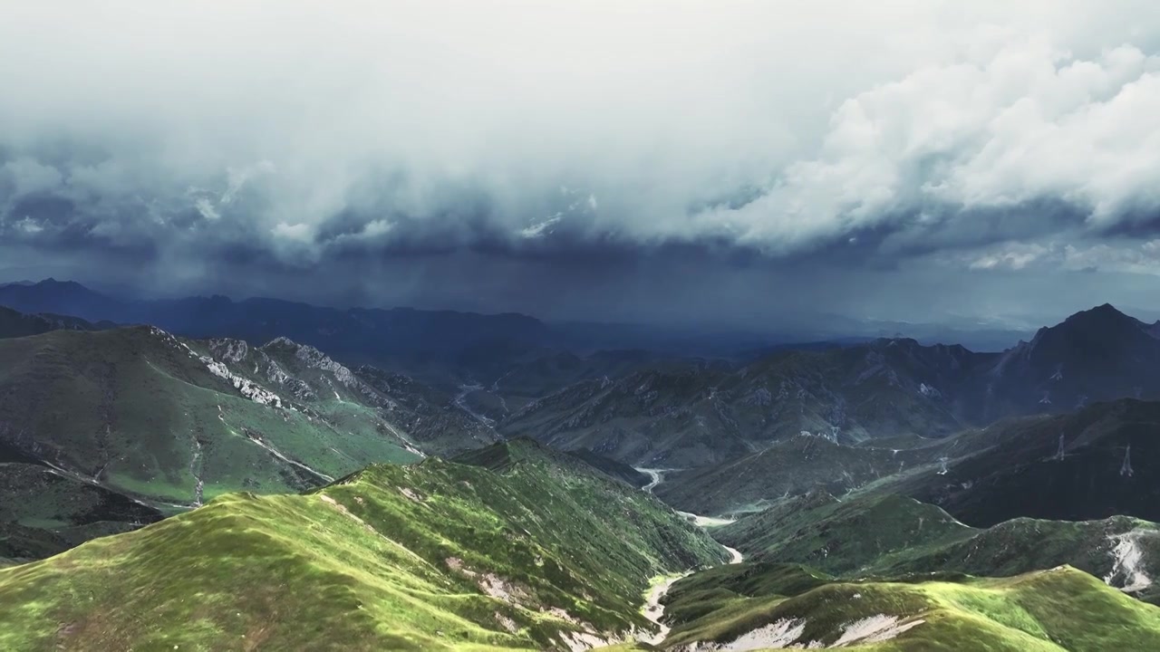 青海祁连山脉山谷上空的乌云翻滚视频素材